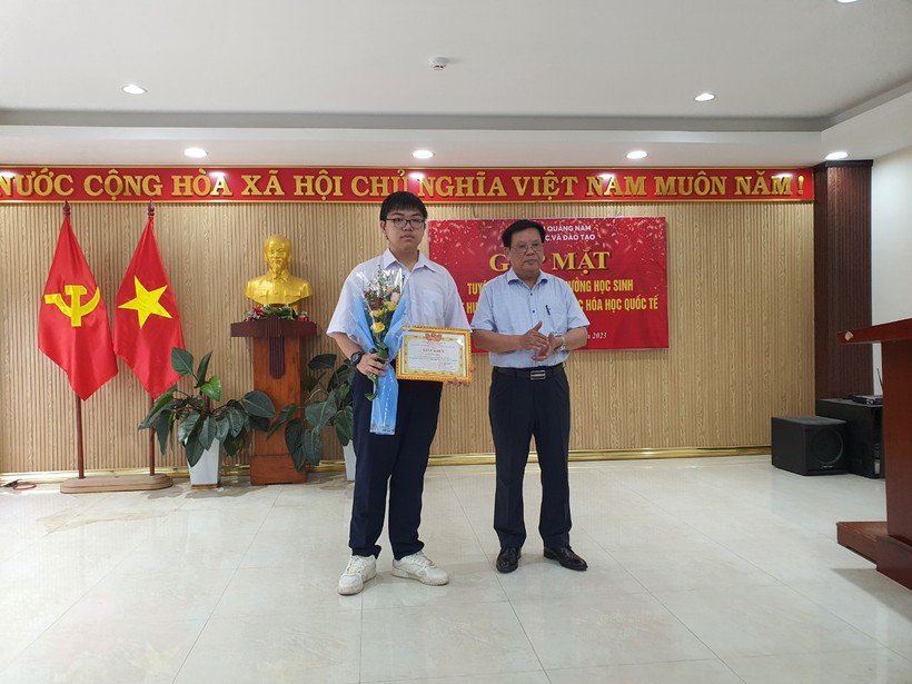 Ông Thái Viết Tường - Giám đốc Sở GD&ĐT tỉnh Quảng Nam tặng giấy khen vinh danh em Đỗ Phú Quốc. Ảnh: Sở GD&ĐT tỉnh Quảng Nam. 