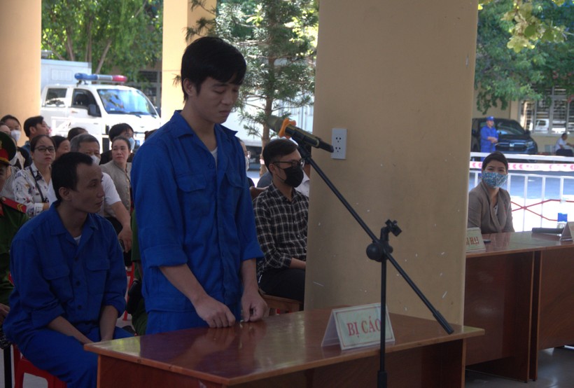 Bị cáo Lê Phú Cao (đứng) tại phiên tòa. Ảnh: Trần Trang. 