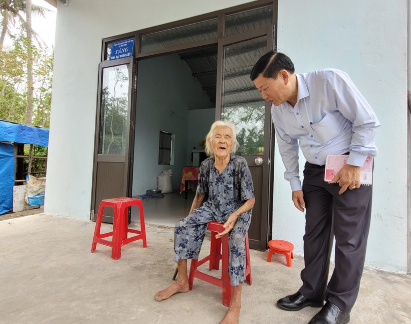 Ông Ông Lê Thái Bình - Phó Chủ tịch Ủy ban MTTQ Việt Nam tỉnh Quảng Nam thăm hỏi gia đình bà Nguyễn Thị Bút. Ảnh: Đại Chí. 