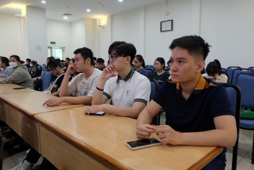 Sinh viên tham Cuộc thi Khởi nghiệp công nghệ trong sinh viên. Ảnh: Hoàng Vinh. 