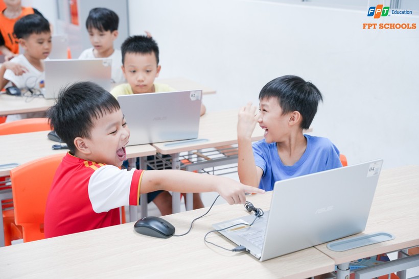 Học sinh lớp FAS1 (Tiền tiểu học) hào hứng với ngôn ngữ lập trình kéo thả Tynker. Ảnh: Trường TH&THCS FPT Đà Nẵng. 