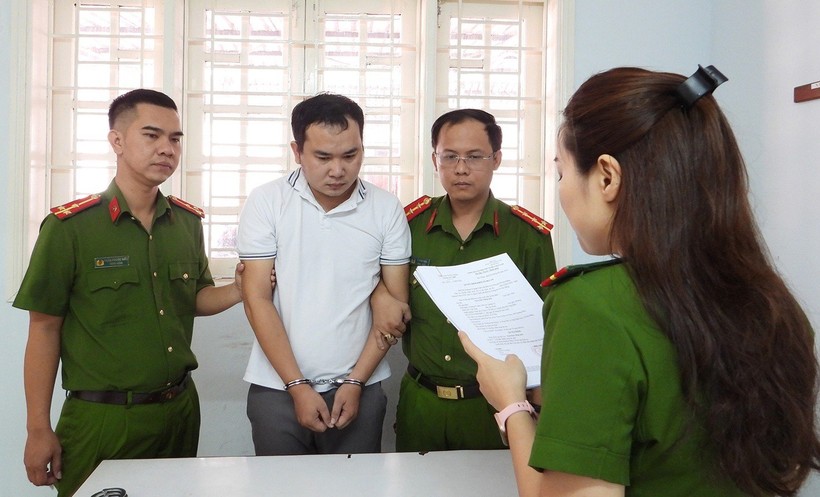 Công an tống đạt các quyết định khởi tố, thực hiện lệnh bắt tạm giam đối với Nguyễn Vĩnh Sơn. Ảnh: Công an Đà Nẵng. 