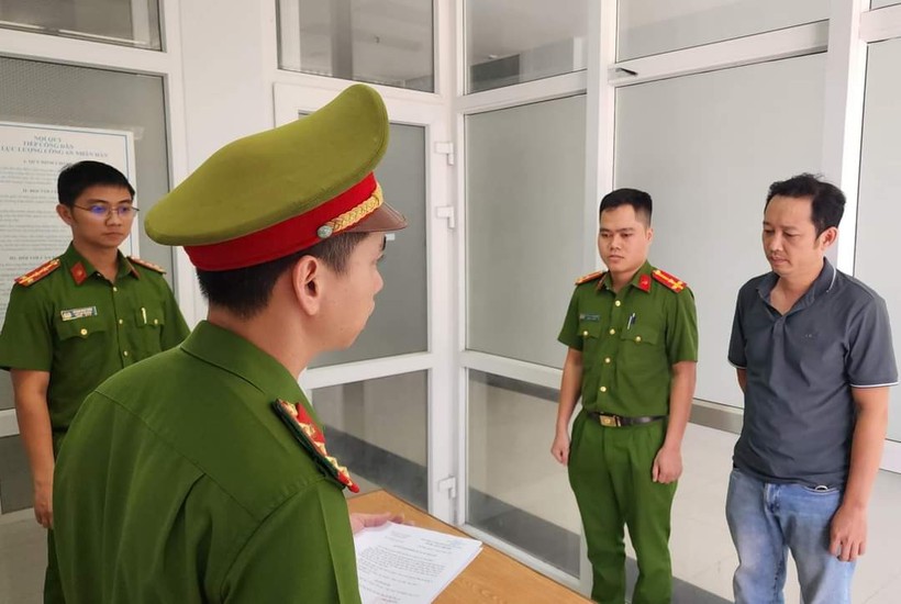 Công an tống đạt quyết định khởi tố bị can và thực hiện lệnh bắt tạm giam đối với ông Lâm Học. (Ảnh: Công an Đà Nẵng)