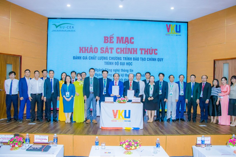 Ký biên bản hoàn thành khảo sát chính thức đánh giá ngoài chất lượng chương trình đào tạo chính quy trình độ đại học tại Trường VKU- Đại học Đà Nẵng. Ảnh: Hoàng Vinh. 