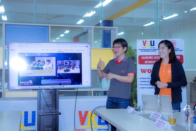 Chuyên gia của Đại học Công nghệ King MongKut’s Bắc Bangkok (Thái Lan) chia sẻ, trao đổi học thuật cho giảng viên và sinh viên Trường VKU. Ảnh: Hoàng Vinh. 