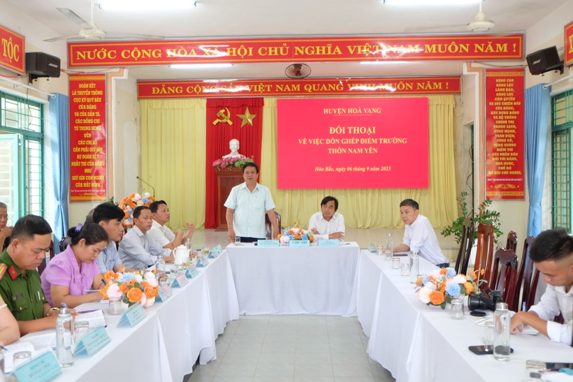 Lãnh đạo Huyện ủy, UBND huyện Hòa Vang và xã Hòa Bắc tổ chức đối thoại với phụ huynh học sinh về việc dồn ghép điểm trường lẻ. Ảnh: Hoàng Vinh. 