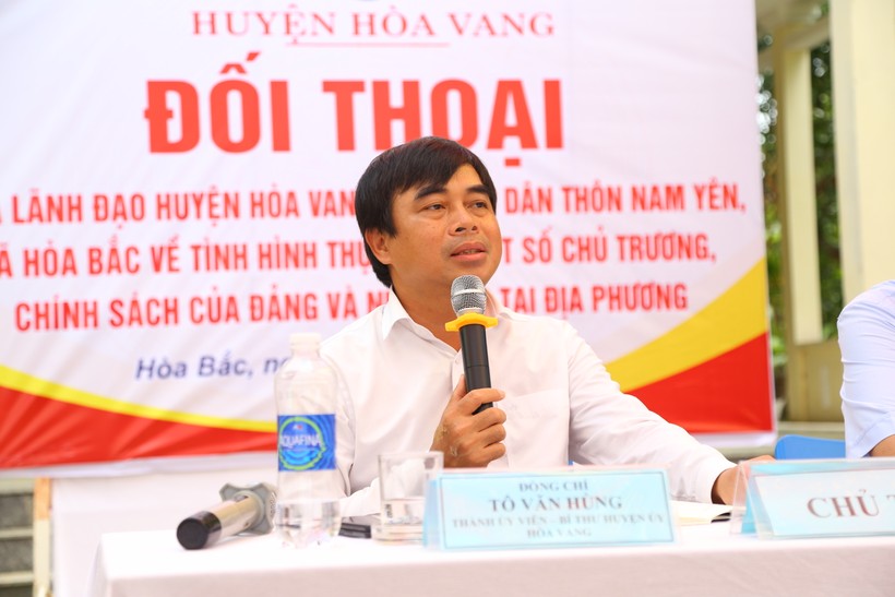 Ông Tô Văn Hùng - Bí thư Huyện ủy Hòa Vang, TP Đà Nẵng trong buổi đối thoại với phụ huynh thôn Nam Yên. Ảnh: Hoàng Vinh.