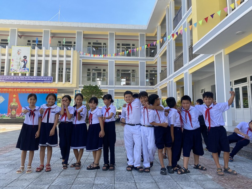 Học sinh ở xã Hòa Bắc vui tươi khi được học ở ngôi trường mới. Ảnh: Hoàng Vinh. 