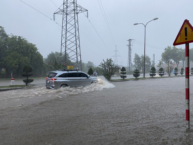 Cơn mưa lớn khiến đường Trường Sơn đoạn đi qua địa bàn phường Hòa Thọ Tây (quận Cẩm Lệ, TP Đà Nẵng) ngập nước. (Ảnh: Hoàng Vinh)