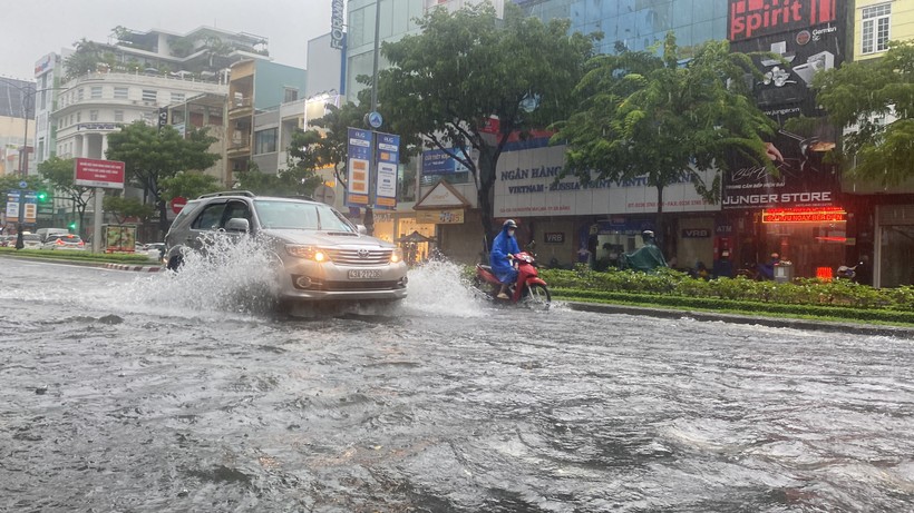 Mưa lớn gây ngập tại một số tuyến đường ở Đà Nẵng hôm 13/10. (Ảnh: Hoàng Vinh)
