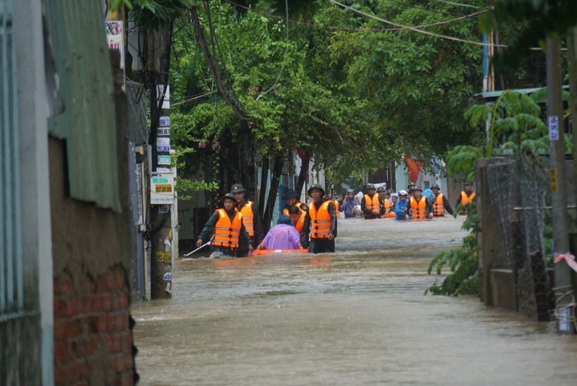 Lực lượng công an, quân đội sơ tán dân vùng ngập lụt. (Ảnh: Hoàng Vinh)