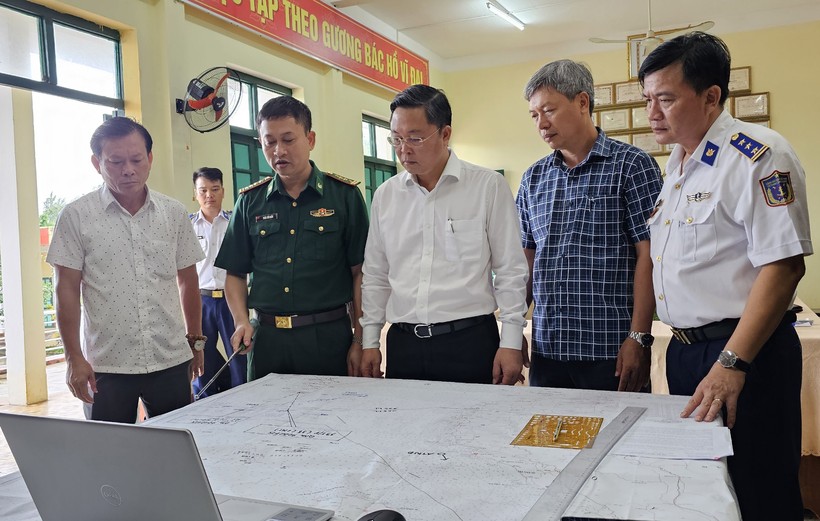Ông Lê Trí Thanh (thứ 3, phải qua) - Chủ tịch UBND tỉnh Quảng Nam đang nghe Bộ đội Biên phòng báo cáo về khu vực 2 thuyền gặp nạn. (Ảnh: QN)