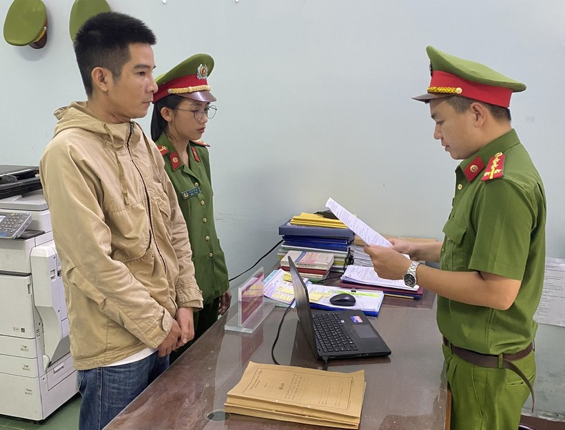 Cơ quan CSĐT tống đạt quyết định khởi tố vụ án, khởi tố bị can và lệnh bắt tạm giam Trần Quang Lợi. Ảnh: Công an Đà Nẵng