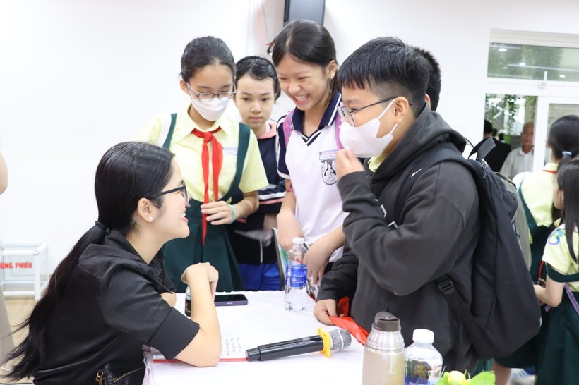 Học sinh Trường THCS Trưng Vương trao đổi cùng các diễn giả. (Ảnh: Hoàng Vinh)