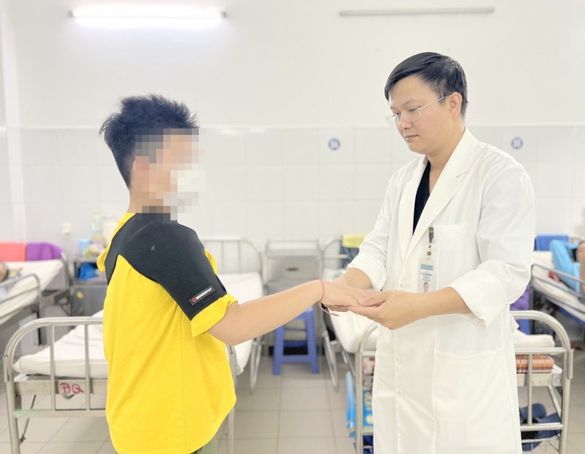 Bác sĩ Phạm Như Thông - Phó Trưởng khoa đột quỵ thăm khám, kiểm tra chức năng vận động của bệnh nhi trước khi cho xuất viện. Ảnh: Bệnh viện Đà Nẵng