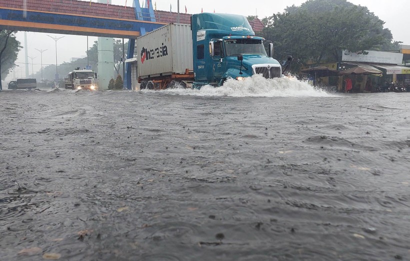 Đường ngập nước ở Đà Nẵng. (Ảnh: H.V)