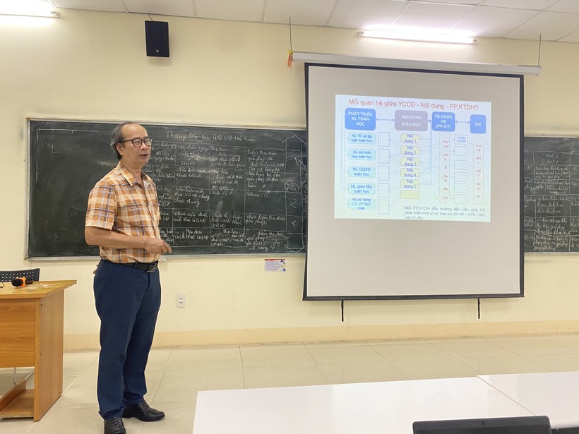 TS Hoàng Nam Hải trong một tiết dạy tại Trường Đại học Sư phạm - Đại học Đà Nẵng. 