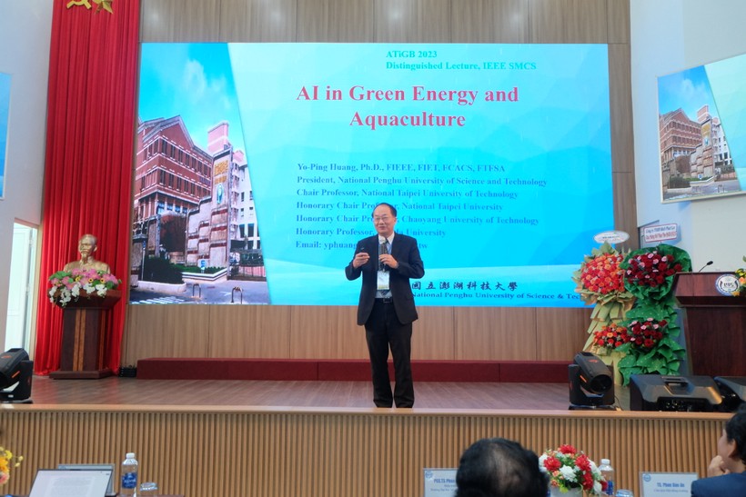 GS.TS Yo-Ping Huang (thành viên IEEE) Hiệu trưởng Trường Đại học Khoa học kỹ thuật Bành Hồ - Đài Loan, Trung Quốc trình bày báo cáo tại hội thảo. (Ảnh: Hoàng Vinh)