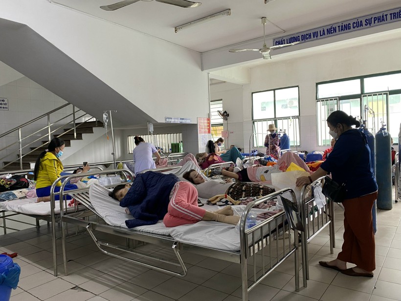 Bệnh nhân nằm điều trị trước khu vực sảnh trước Khoa Nội hô hấp - miễn dịch dị ứng của Bệnh viện Đà Nẵng. Ảnh: Hoàng Vinh 