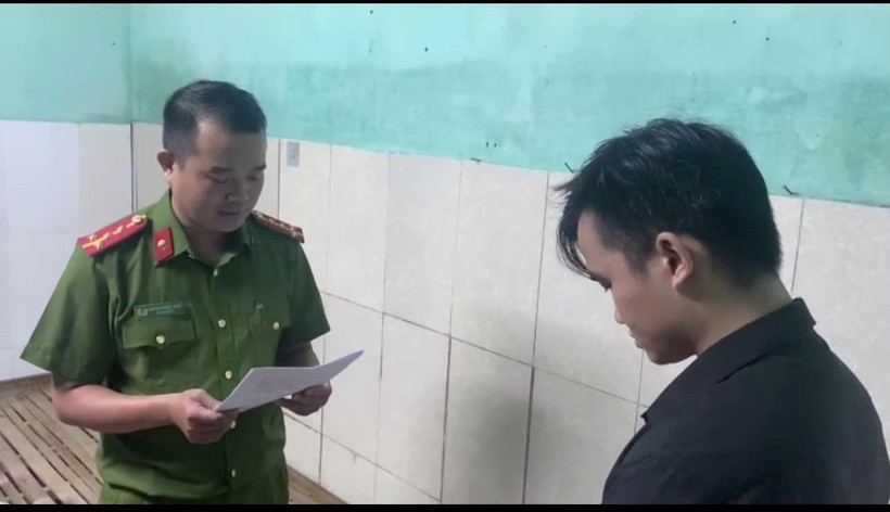 Công an tống đạt lệnh khởi tố bị can đối với Nguyễn Mạnh Cường. (Ảnh: Công an Đà Nẵng)