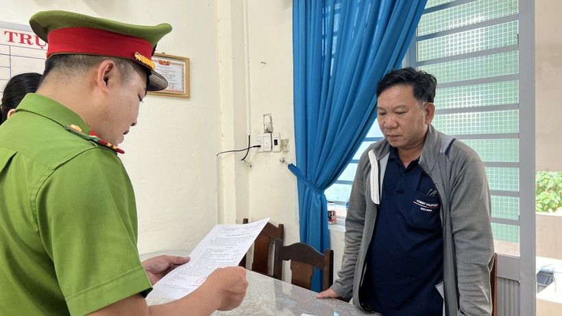Cơ quan CSĐT Công an quận Ngũ Hành Sơn tống đạt quyết định khởi tố bị can đối với Nguyễn Đức Khởi. Ảnh: Bình Anh.