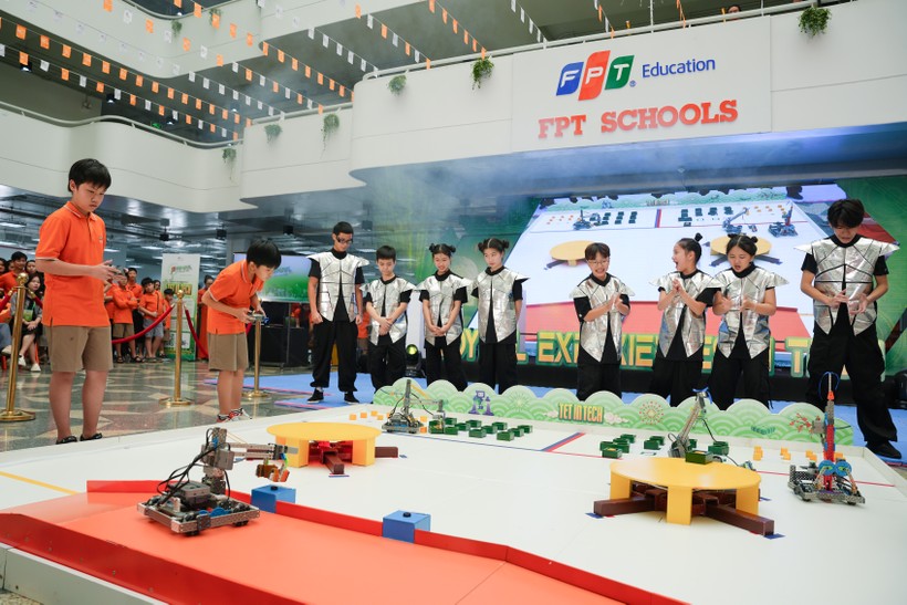 Các em học sinh tranh tài tại vòng Chung kết Robotics cấp trường. 