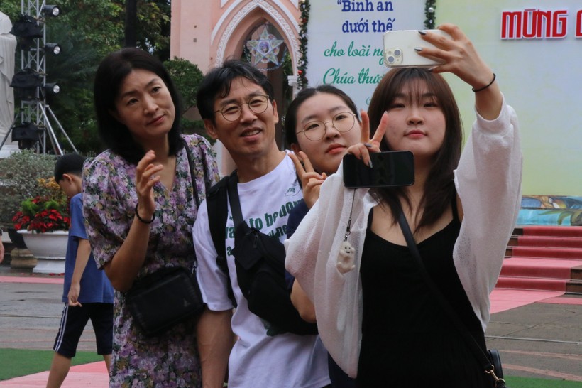 Một gia đình dến từ Hàn Quốc check-in tại Đà Nẵng.