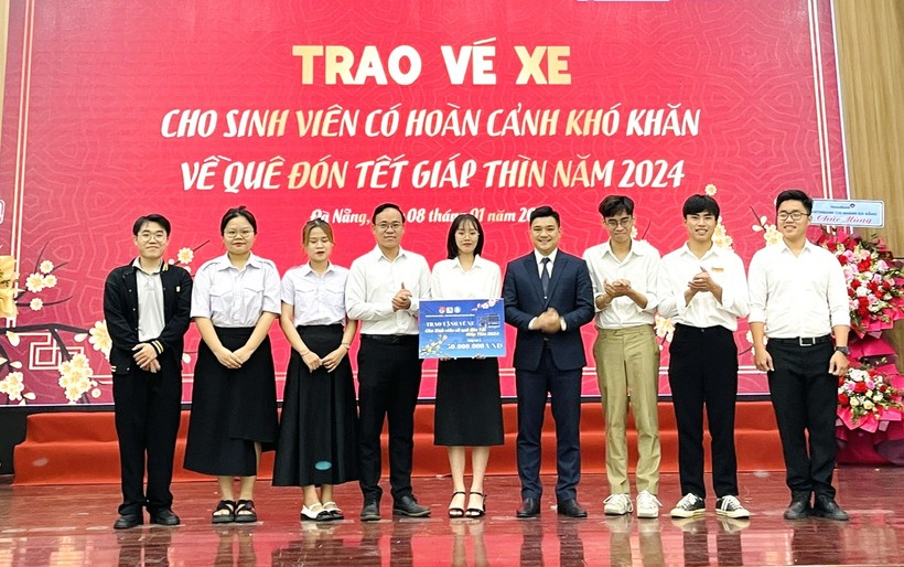 Hội Sinh viên Việt Nam Đại học Đà Nẵng trao biểu trưng tặng vé xe cho các sinh viên có hoàn cảnh khó khăn về quê ăn Tết. 