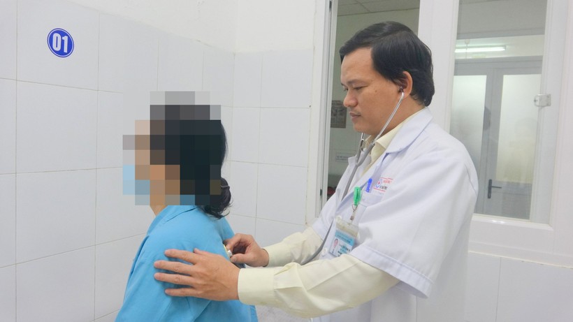 BSCKII Thân Trọng Vũ - Trưởng khoa Ngoại lồng ngực Bệnh viện Đà Nẵng thăm khám cho bệnh nhân T. 