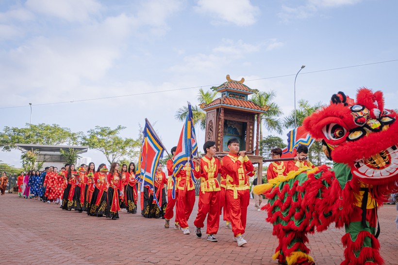 Thầy và trò trường Đại học FPT Đà Nẵng tái hiện lại hoạt động rước kiệu trong Lễ hội cầu ngư - một bản sắc văn hoá độc đáo của vùng duyên hải miền Trung.