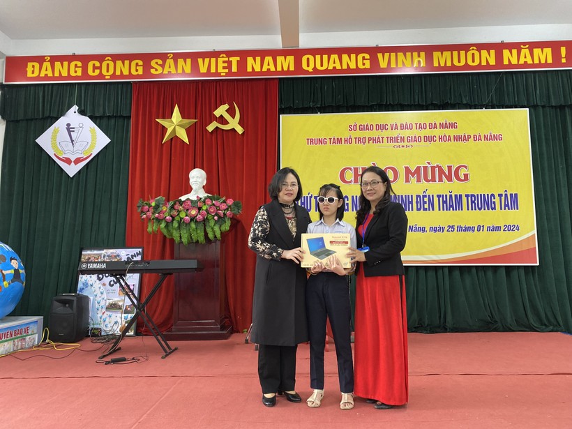 Thứ trưởng Bộ GD&ĐT Ngô Thị Minh đã trao tặng máy tính chuyên dụng cho học sinh khiếm thị.