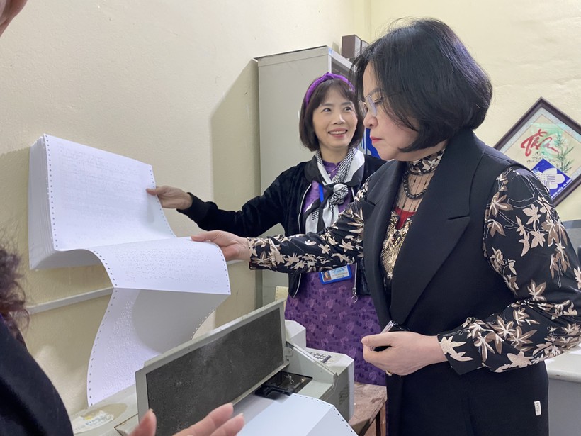 Thứ trưởng Ngô Thị Minh kiểm tra quy trình in sách chữ nổi braille tại Trung tâm hỗ trợ phát triển giáo dục hòa nhập Đà Nẵng.