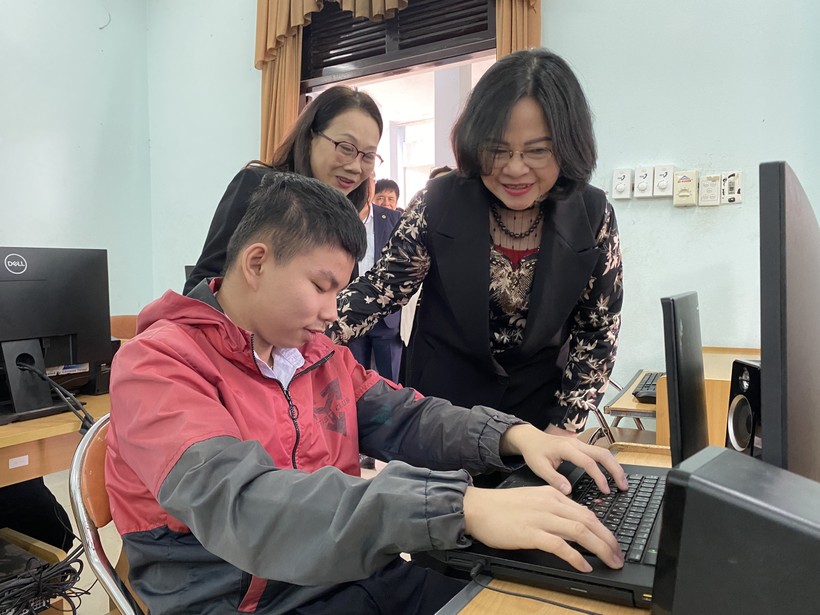 Thứ trưởng Bộ GD&ĐT Ngô Thị Minh thăm và tặng quà học sinh khiếm thị tại Trung tâm hỗ trợ phát triển giáo dục hòa nhập Đà Nẵng. 