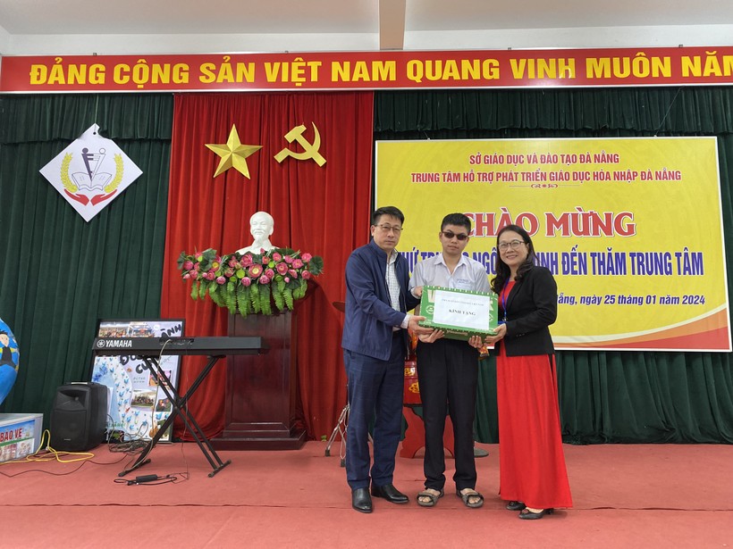 Đại diện Nhà xuất bản Giáo dục Việt Nam trao quà cho Trung tâm hỗ trợ phát triển giáo dục hòa nhập Đà Nẵng.