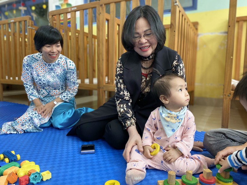 Thứ trưởng Bộ GD&ĐT Ngô Thị Minh thăm và làm việc tại Trung tâm chăm sóc và giáo dục mầm non One Sky ở TP Đà Nẵng. 