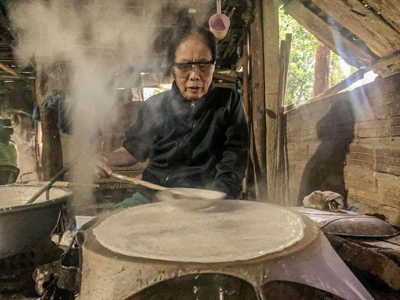 Bà Trần Thị Luyện (71 tuổi, trú thôn Túy Loan Tây 1, xã Hòa Phong, huyện Hòa Vang, TP Đà Nẵng) có hơn 50 năm làm nghề bánh tráng. 