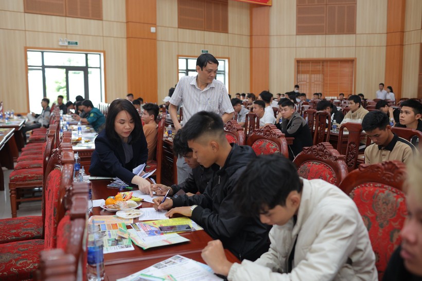 Trường Cao đẳng Quảng Nam tư vấn hướng nghiệp cho quân nhân xuất ngũ. 