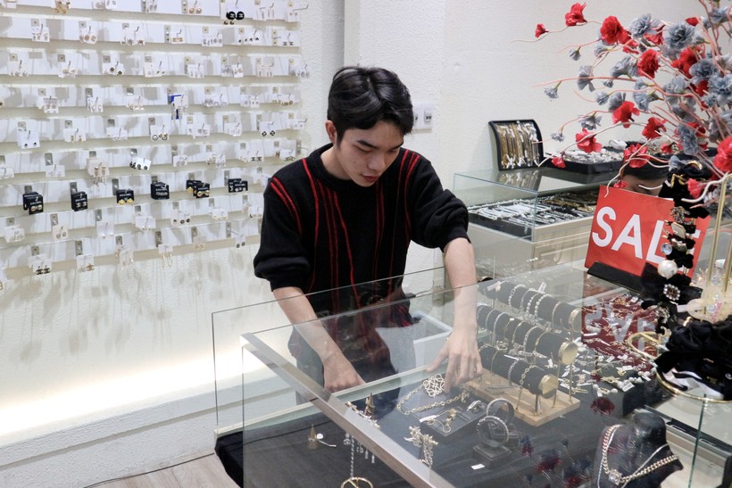 Trung Khang làm thời vụ tại cửa hàng bán trang sức.