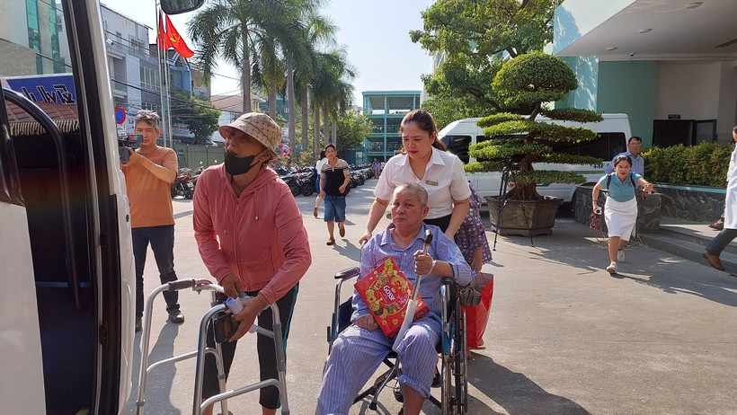 Nhân viên Bệnh viện Đà Nẵng hỗ trợ đưa các bệnh nhân nghèo ra xe về quê đón Tết. 