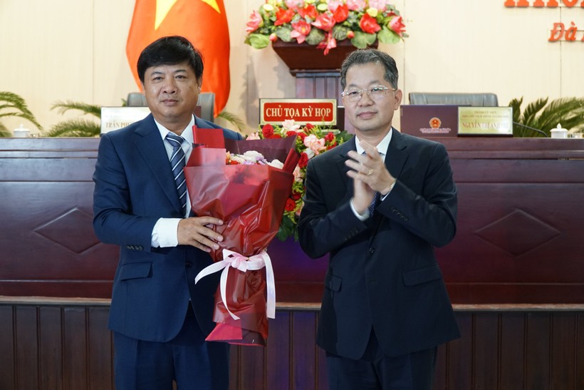 Ông Nguyễn Văn Quảng (phải) - Bí thư Thành ủy Đà Nẵng tặng hoa chúc mừng ông Lương Nguyễn Minh Triết. 