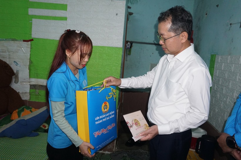 Ông Nguyễn Văn Quảng, Bí thư Thành ủy Đà Nẵng tặng quà cho công nhân xa quê ở lại thành phố làm việc. 