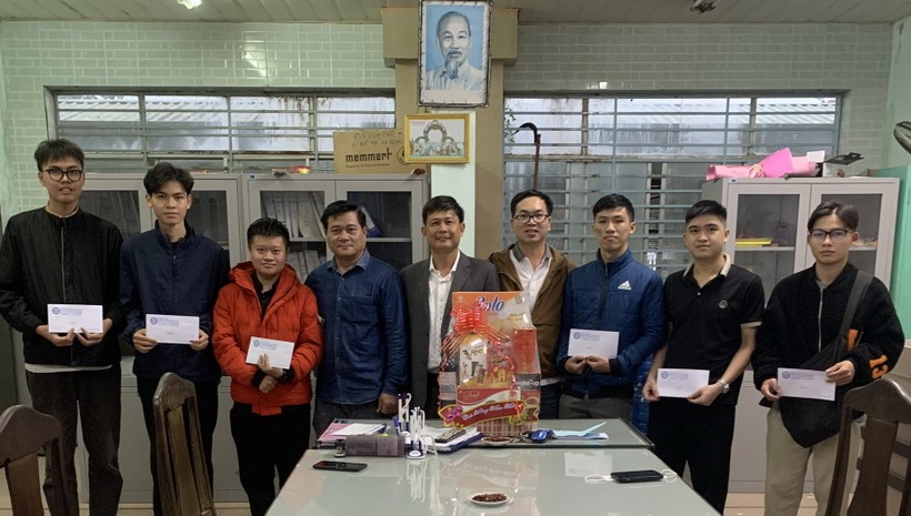 Đại diện lãnh đạo Trường Đại học Sư phạm Kỹ thuật - Đại học Đà Nẵng thăm và tặng quà cho sinh viên đón Tết tại ký túc xá.