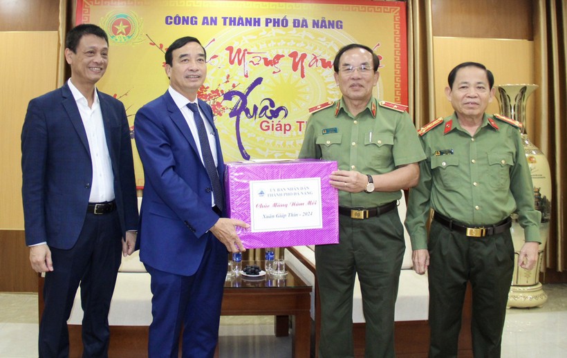 Ông Lê Trung Chinh (thứ 2, trái sang) - Chủ tịch UBND TP Đà Nẵng thăm và tặng quà cho công an thành phố.