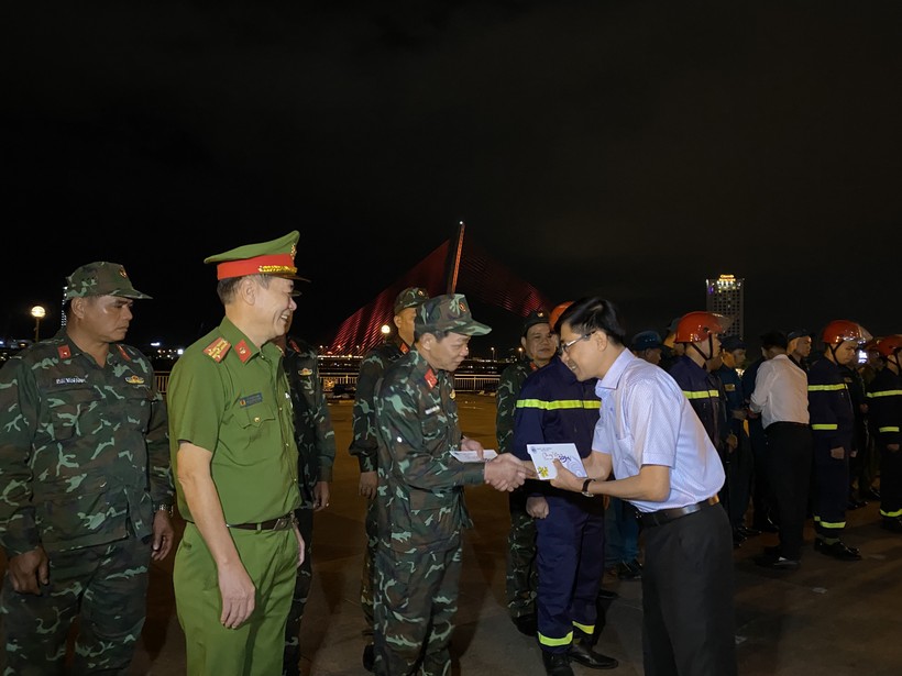 Ông Trần Thắng Lợi – Bí thư Quận ủy Hải Châu đã động viên và tặng quà lì xì cho lực lượng quân đội, công an, y tế đang trực tại điểm bắn pháo hoa giao thừa.