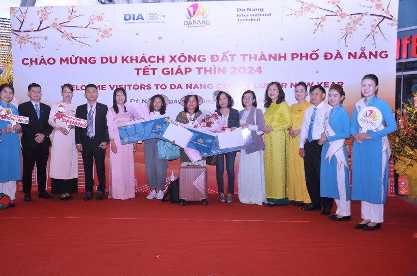 Lãnh đạo Sở Du lịch Đà Nẵng cùng các đơn vị liên quan tặng quà cho các du khách đầu tiên đến Đà Nẵng trong năm mới Giáp Thìn.