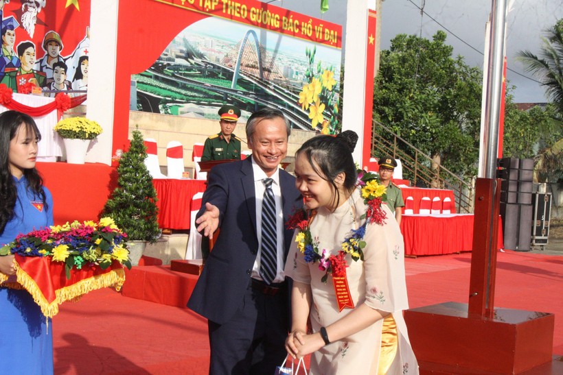 Ông Đoàn Ngọc Hùng Anh - Trưởng Ban Tuyên giáo Thành ủy Đà Nẵng tặng hoa và quà cho em Phan Thị Thanh Phương lên đường nhập ngũ. 