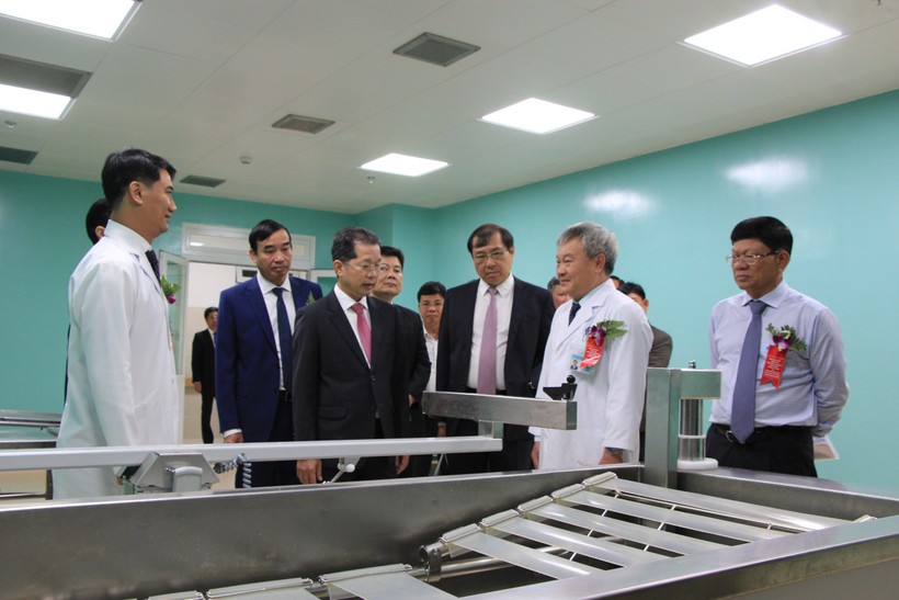 Lãnh đạo TP Đà Nẵng tham quan Trung tâm phẫu thuật thần kinh, chấn thương và bỏng tạo hình và Trung tâm ghép tạng, cấy ghép tế bào gốc tại Bệnh viện Đà Nẵng. 