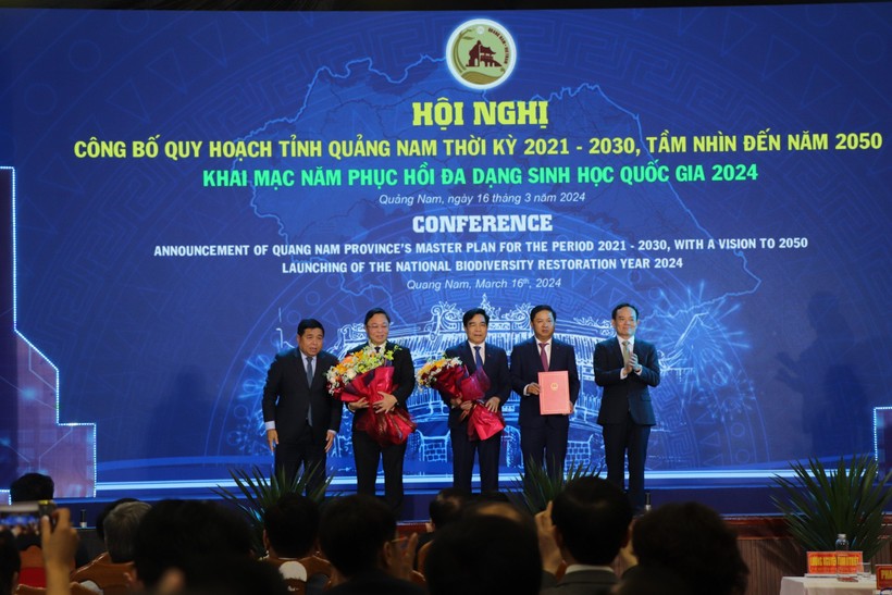 Phó Thủ tướng Chính phủ Trần Lưu Quang trao quyết định Quy hoạch tỉnh và tặng hoa chúc mừng lãnh đạo Quảng Nam.