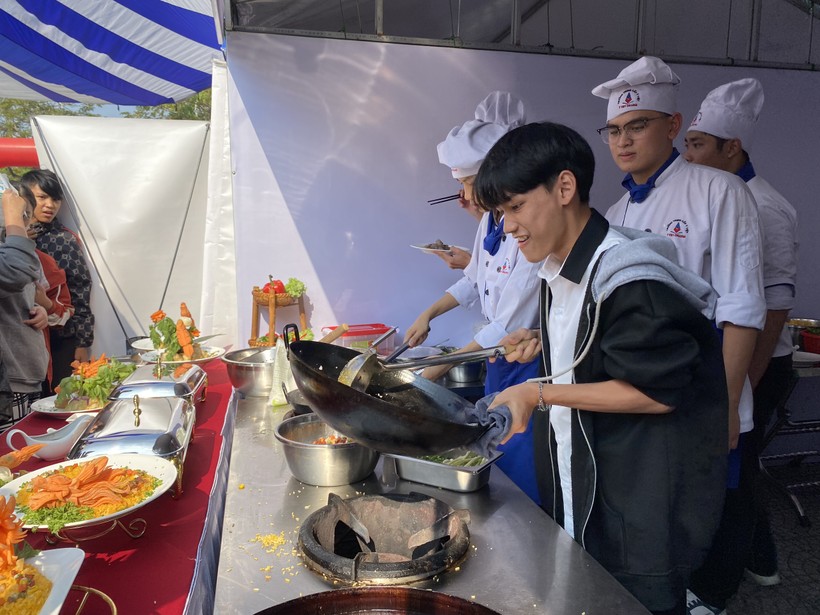 Học sinh tham gia ngày hội trải nghiệm nghề đầu bếp tại Trường Trung cấp Ý Việt. 