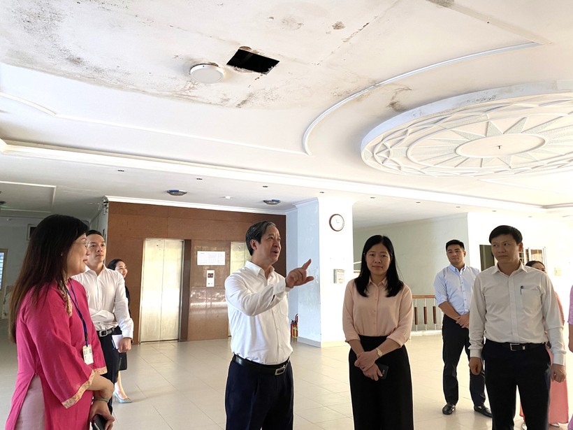 Bộ trưởng Nguyễn Kim Sơn thăm và kiểm tra cơ sở vật chất của Trường THPT chuyên Lê Quý Đôn.